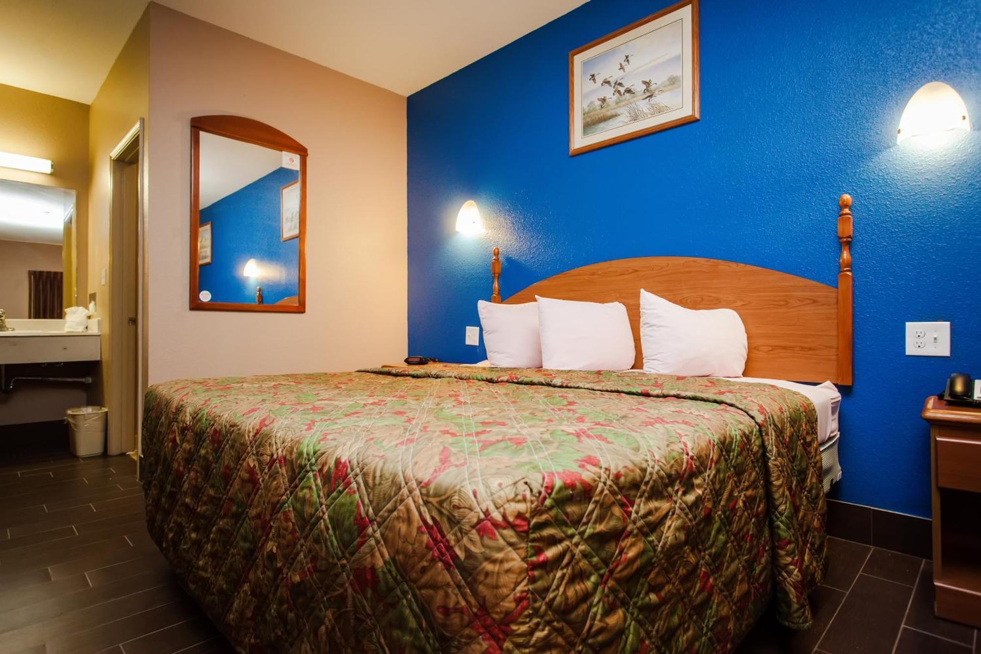 Scottish Inn & Suites Hankamer Habitación foto