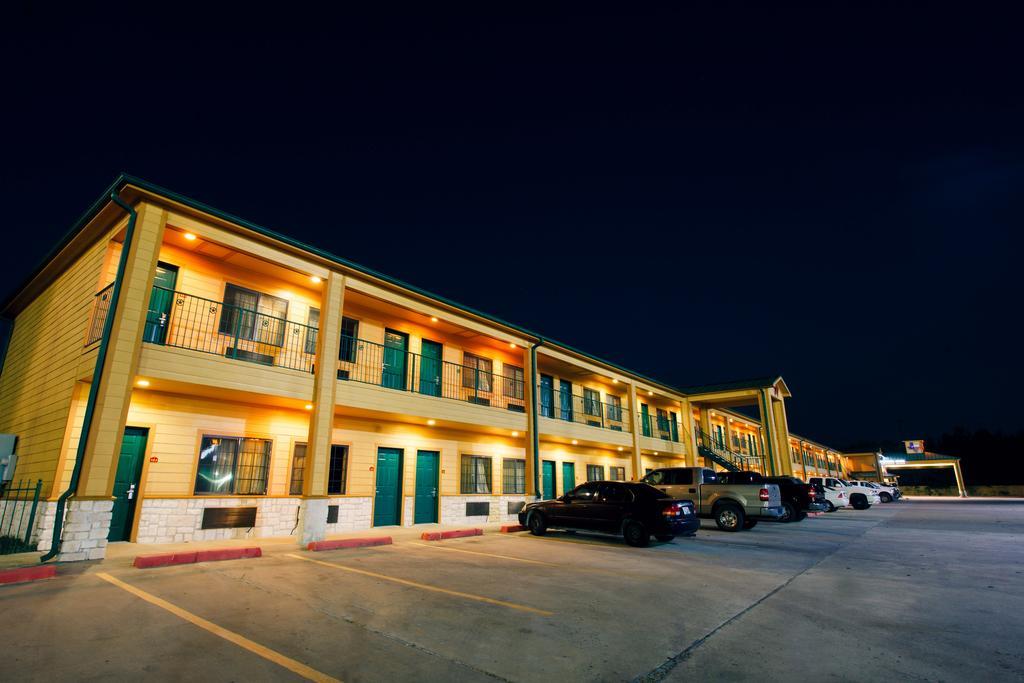 Scottish Inn & Suites Hankamer Exterior foto